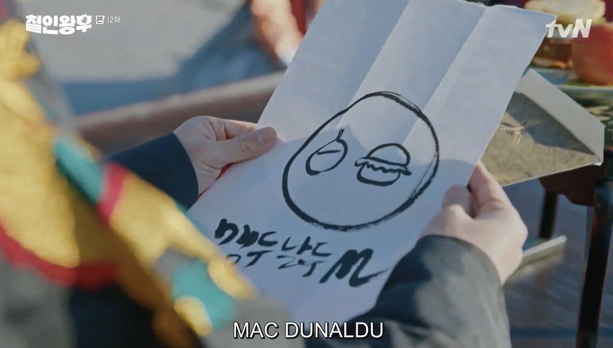 dramachingggu's tweet photo. Queen invented Vegan burger in Joseon Era was the highlight on this episode 🤣🤣🤣 #MrQueen #MrQueenEp12 https://t.co/64QBxsmnDA