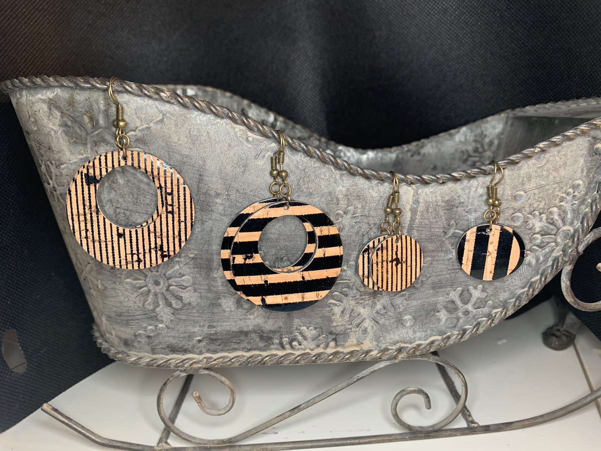 Shesjustb1's tweet photo. Another great cork &amp; leather print. These are the perfect pair for just about any outfit. 😍DM to purchase.
 #leatherearrings #handmadeearrings #handmadejewelry #handmadeleatherjewelry 
#leatherandmetaljewelry 
#customorders #shopsmall #communityovercompetition
#ATX
#shesjustb https://t.co/YT7gVSvZOI