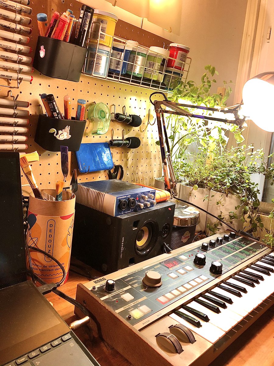 dedouze_'s tweet photo. My new set-up! I’ve been working on it the past days! I’m gonna start collecting more little jars for putting candies and art supplies up there 🍬 😅 #workspace https://t.co/oc8o7u1zJq