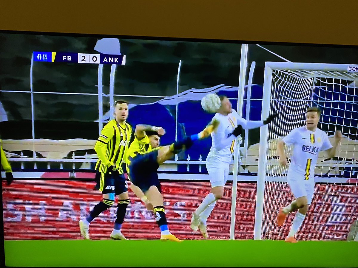 Mbaye Diagne boyu 1.93 m , Ozan Tufan boyu 1.79 m benzer pozisyonda (14 cm daha uzun olsa adamın kafasına gelecek ) Diagne kırmızı kart görürken  Ozan Tufan sarı görüyor. Şaşırmıyorum #FBvANK