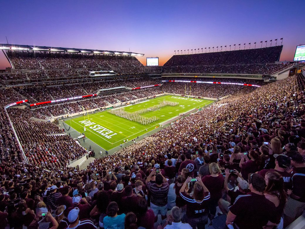 Jacurri_Brown11's tweet photo. Blesssed to receive an offer from Texas A&amp;M University!!! Go Aggies🐕 #TAMU #12thMan @CoachDickey1 @CraigDameyune @TheKellenMond @JameyDubose @DOMXsports @WillieLyles @AggieFootball @LHSvikingsFB @lhsvikingsfbrec @247Sports https://t.co/TBmIAX7wdf