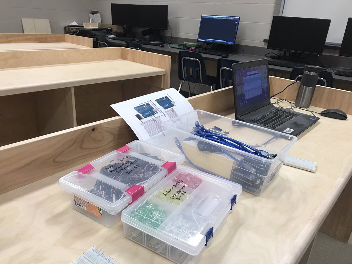 jrswanster's tweet photo. @horizonsd205 @arduino @SaskCode A huge thanks to Bill Fahlman for leading an excellent and very successful online PD for our PAA teachers from HCI and Annaheim.  Your expertise was well appreciated as we begin to learn through code! #computationalthinking https://t.co/Jz6mZD1hbm