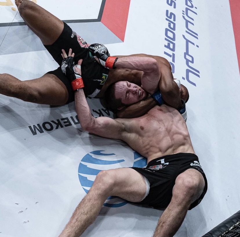 Welterweight <a href="/carlstonMMA/">Carlston Harris Moçambique</a> won the intense fight with a submission from Saygid Izagakhmaev by an aggressive D’arce Choke, leaving him too much damage #UAEWarriors15 #mmatvlive #MMA #AbuDhabi