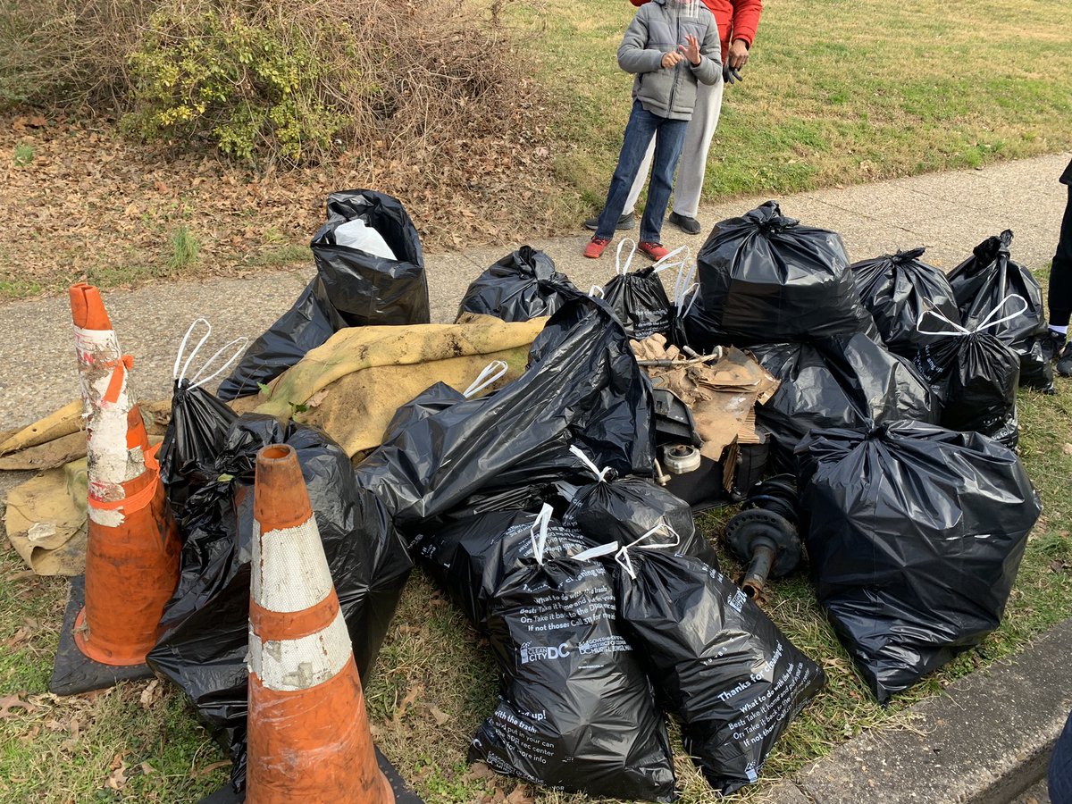 AMMitchellDC's tweet image. I had a great time this morning cleaning up Brightwood with neighbors, @BrightwoodCADC, &amp;amp; @CMLewisGeorgeW4 and her staff! #Ward4Proud #MartinLutherKingDay