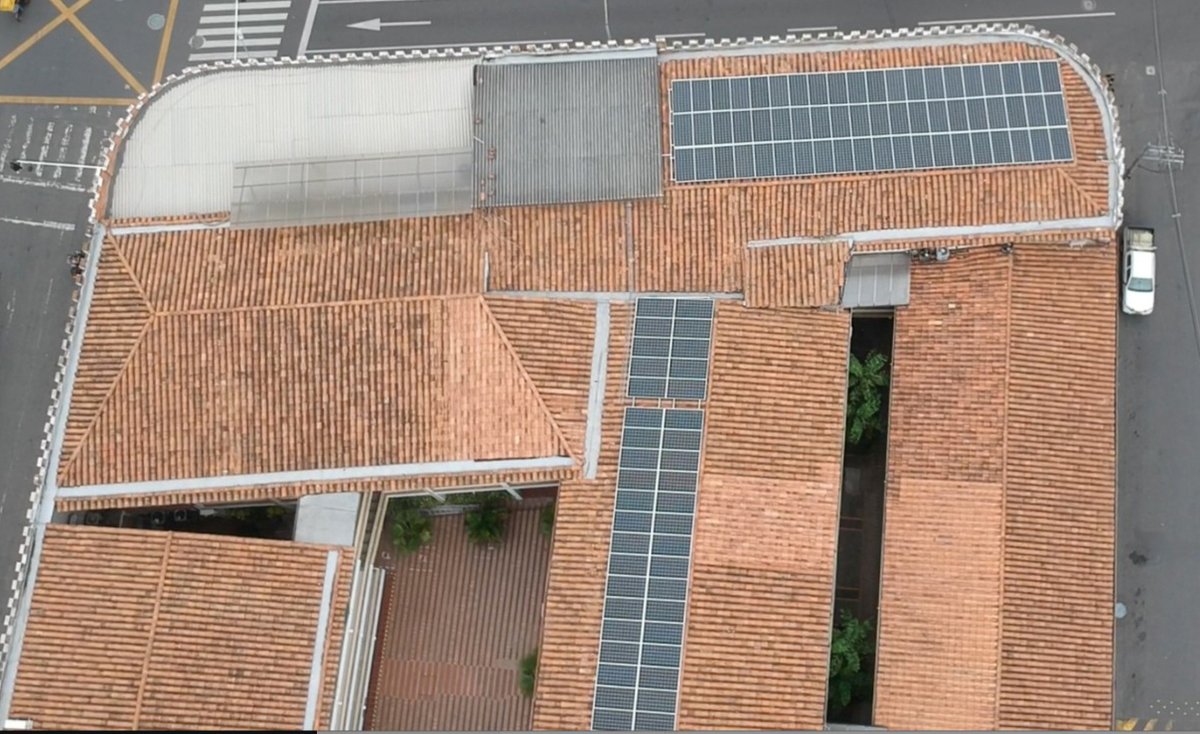 Nueva instalación en Medellín, Colombia ☀️

Los paneles instalados tienen la tecnología con recubrimiento de grafeno, que facilitan la eliminación del hollín con el agua de las lluvias en un ambiente urbano donde hay una polución muy marcada.

 <a href="/amb_soluciones/">Ambiente Soluciones</a> <a href="/unaulaextension/">Extensión Universitaria UNAULA</a>