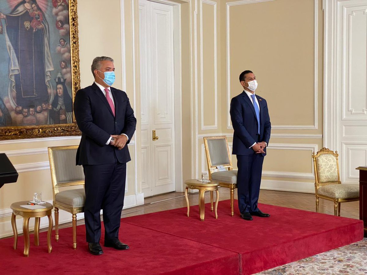 Hoy asumo con mucho orgullo el honor de ser Ministro del Interior. Gracias pdte <a href="/IvanDuque/">Iván Duque 🇨🇴</a>, gracias compatriotas colombianos por darme la oportunidad de servirle al país.¡Total compromiso para avanzar en los retos que con amor por nuestra patria seguiremos cumpliendo!🇨🇴