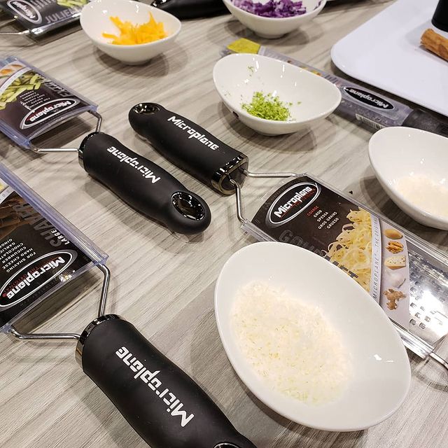 Cookiru3's tweet photo. ❗ Novedad en #cookiru ❗ Ya tenemos disponibles los #ralladores de la marca #microplane, líder mundial en productos para rallar alimentos. Para quesos 🧀, chocolate 🍫, especias, ¡y mucho más!
Encuéntralo todo en: https://t.co/7GUDmWLep5
#felizlunes #compraencasa #cuchillos https://t.co/rAXcrsoF7I