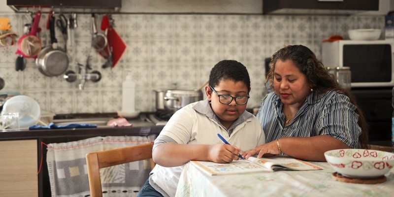 ChristensenInst's tweet image. For most schools, #families remain an untapped reservoir of care &amp;amp; resources. Promising models illustrate how more schools can redesign their #parentengagement playbooks to equitably support all learners. @PowerMyLearning  #thefutureoflearning christenseninstitute.org/blog/the-untap…