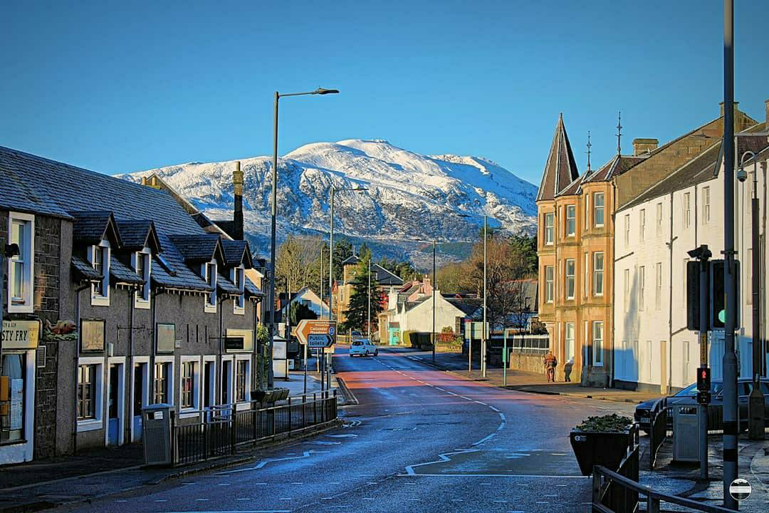StirlingAWS's tweet photo. Who thinks that Callander should win an award for the most charming winter town? 

Great photo of the main street in Callander by
IG/osazkokosaphotography 

#Callander #Stirling #Scotland https://t.co/eEqoZ31BYY