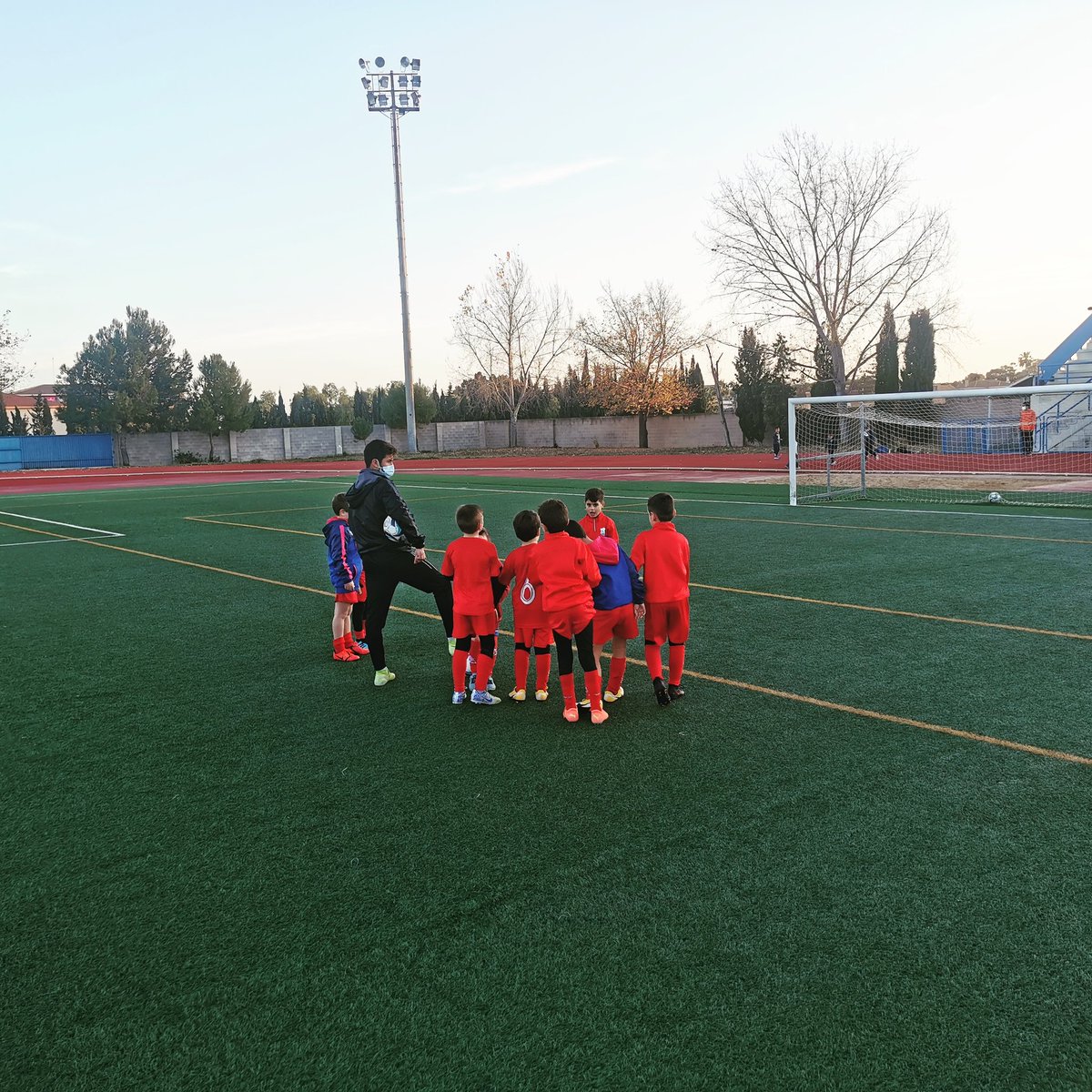 1969Mutxamel's tweet photo. Pese a todas las dificultades, hemos vuelto a los campos de fútbol, han vuelto los entrenamientos en "Los Olmos", gracias a todos los jugadores y padres que confían en nosotros y en nuestras medidas anticovid por qué de esto salimos todos💪

#vamosmutxamel https://t.co/VgjKwEz5Vd