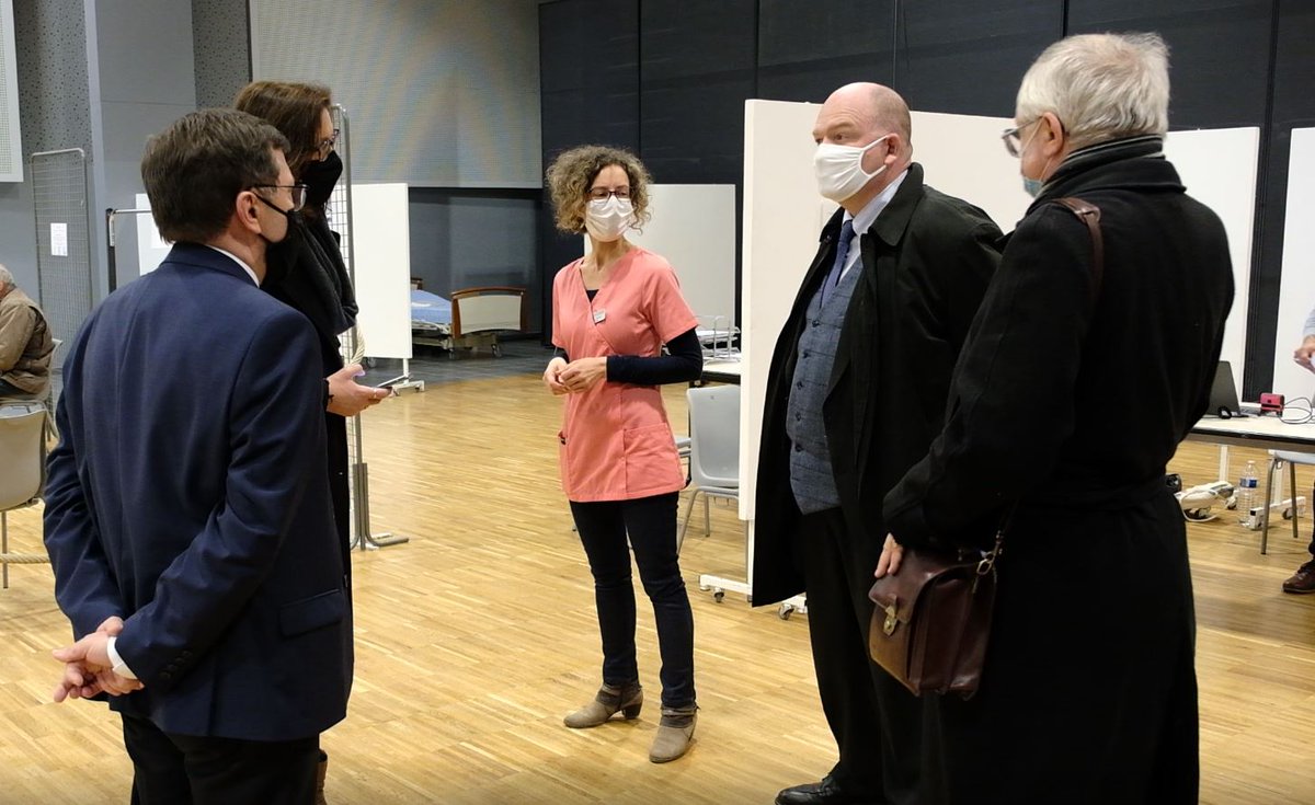 #COVID19 Le sous-préfet de Saumur, <a href="/arsine2/">S. GESRET</a> en visite au centre de vaccination de <a href="/baugeenanjou/">Baugé-en-Anjou</a>, cet apm. Il a salué "la fluidité et  l'organisation" après avoir échangé avec <a href="/chalopinbauge/">Philippe Chalopin</a> et le Dr Maissiat, coordinatrice. 
Sa réaction ici 👇
youtu.be/uIh9mNHodBo