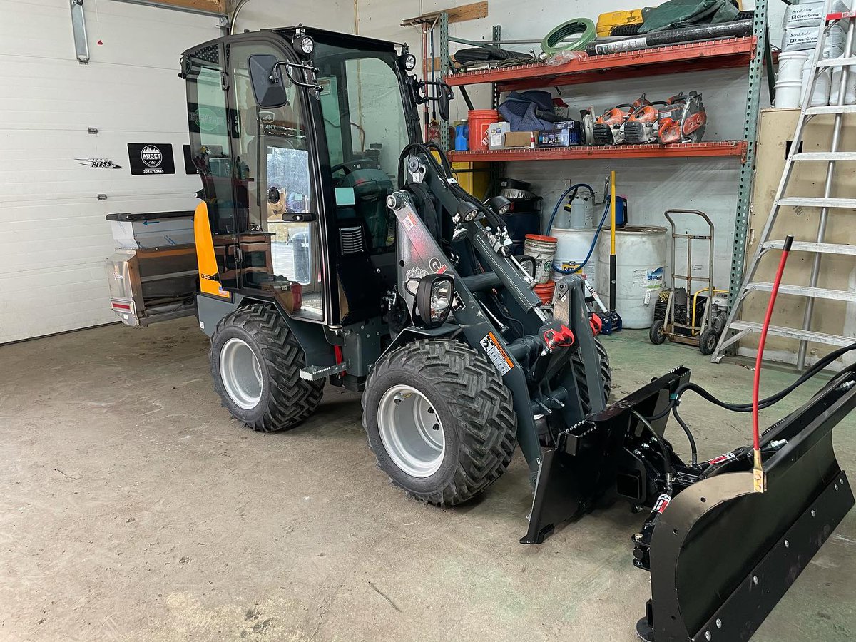MTEequipment's tweet photo. Check out this sidewalk set up delivered this week! Giant D263SW with Xtrac tires, Ventrac SA250 drop spreader, and a Blue Diamond adjustable plow on the front. https://t.co/hMRM1I0Hyr