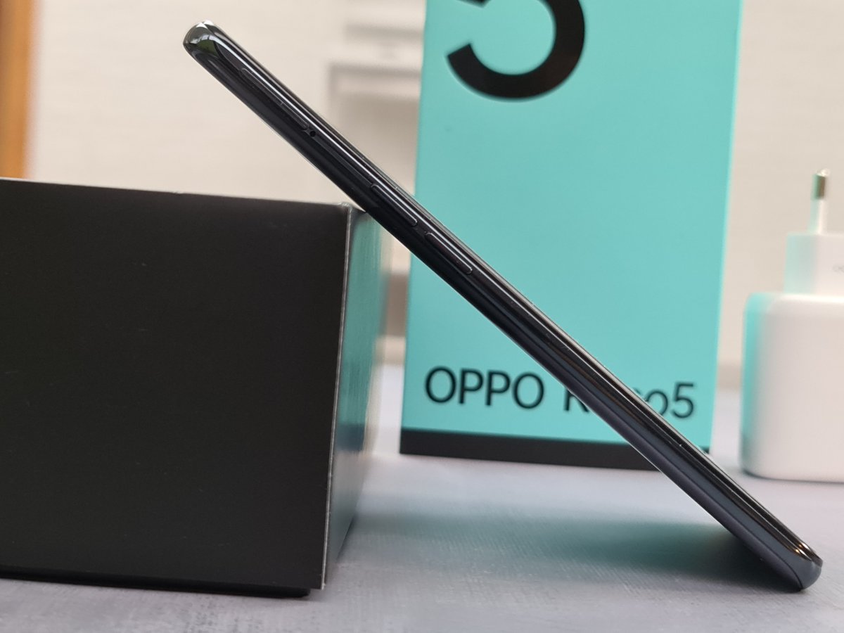 Cukup banyak orang setiap hari membawa lebih dari 1 smartphone. Biasanya ada yang tandem, flagship dan mid-endKetika keduanya sama besar, tebal, dan cukup berat, menarik untuk memilih mid-end yang ramping dan ringan seperti  #OPPOReno5 iniAda seperti perasaan lega saat digunakan