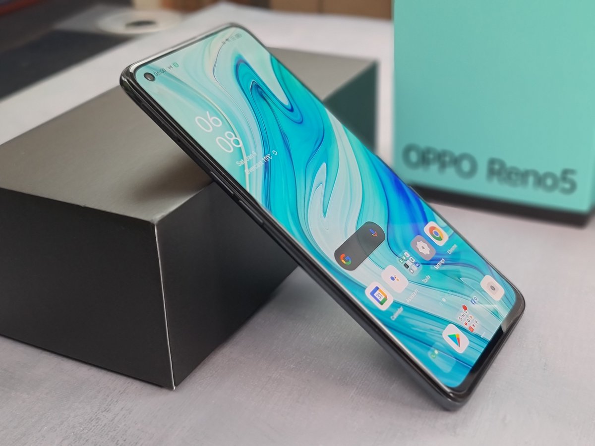 Sebelum masuk lebih dalam, kalau diperhatikan, saat ini trend smartphone kebanyakan, dari sisi desain dan ukuran, bahkan dari semua kategori low end, mid, dan high, semuanya besar2 dan cenderung tebalOPPO ini yang termasuk beda sendiri di versi mid nya, memilih desain yg ramping