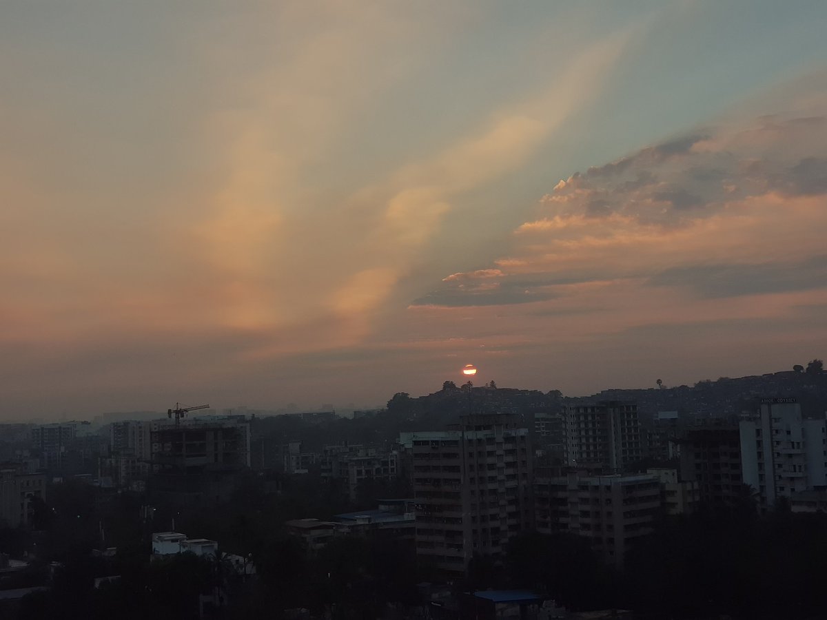 mamtabhatt's tweet photo. That feeling... "अभी ना जाओ छोड़कर के दिन अभी पूरा हुआ नहीं"... Monday always feel short to complete everything! #loveyourwork #MondayVibes #inbetweenwork #sunset https://t.co/iY45eTni50