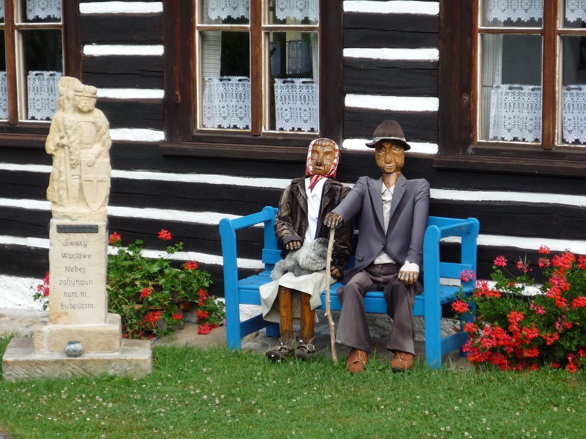 We're not sure if we find this creepy or cute. What do you think? On which of our routes would you stumble across this happy couple?
 #onfootholidays #itstartswithab #isthecatreal #selfguidedwalking #happyholidays #couplesgoals