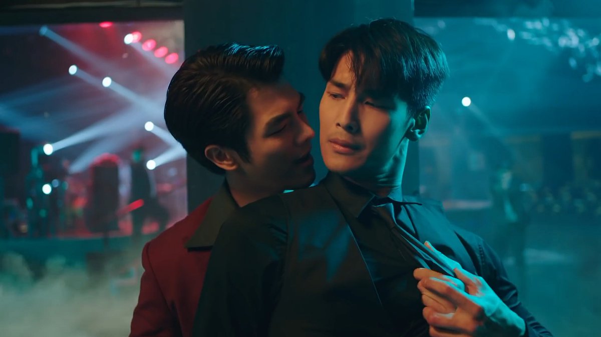 mohmaya01's tweet photo. And the award for " Worst possible time to get horny at " goes to.... 😏😏😏😏
@milephakphum 
@Nnattawin1
#Kinnporschetheseries https://t.co/oO9teAxoSx
