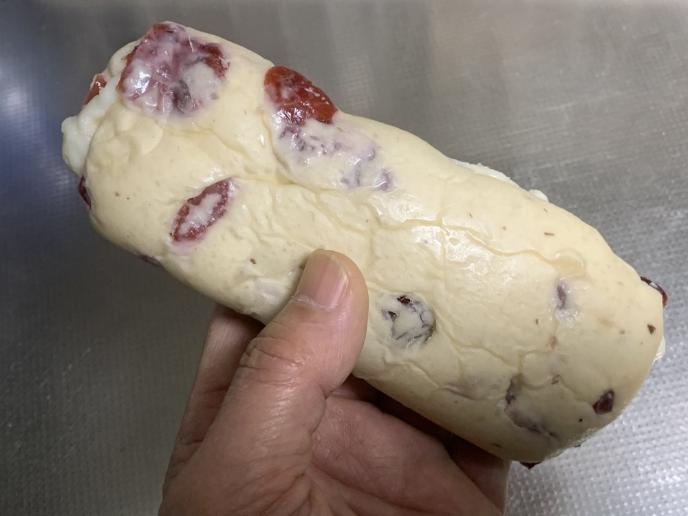 じい On Twitter グランベリーチーズパンってしっとりして甘みが控えめでベリーの酸味が有って美味しいよ クランベリーチーズパン 第一パン