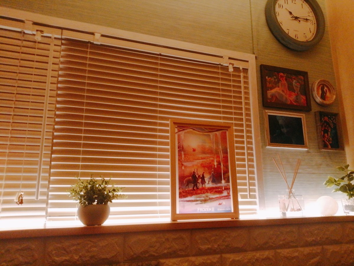 リーヌ お気に入りのコーナーできた 間接照明で上手く撮れないw パソコンの壁紙はアリエルでマルチモニタの方は目線のエルサ これでお家時間がもっと癒しになったー