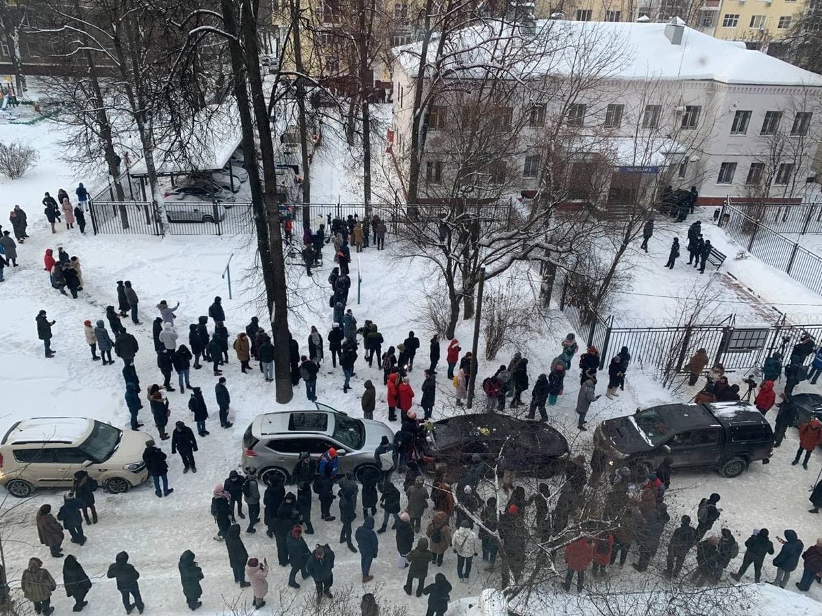 Поминки навального. Навальный в Химках. Навальный суд в Химках. Митинг Химки. Митинг возле жилого дома.