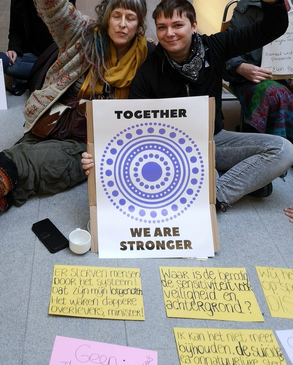 A full year passed since we first joined <a href="/lijmdezorg/">Lijm de Zorg</a> protest against mental health waitinglists &amp; better care. I'm still not on a waitinglist for therapy as I'm labeled too complex eventho I'm not a danger to myself or others. <a href="/PaulBlokhuis/">Paul Blokhuis</a> ik wacht nog steeds op uw regiotafel!