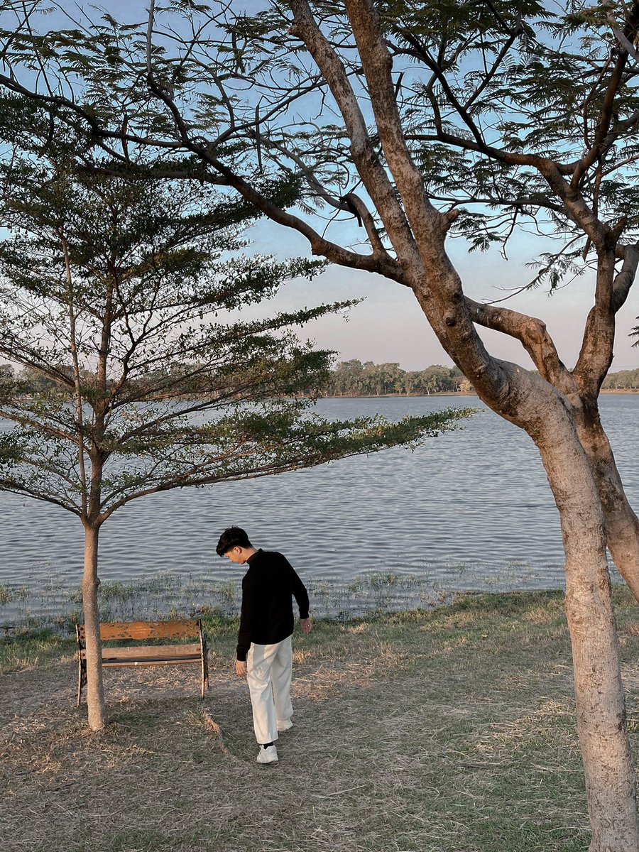 ThaNudChim's tweet image. บึงหนองบอน - ศูนย์กีฬาทางน้ำมีเล่นเรือใบ บอร์ด พายคายัค น่ารักมาก วิวดีมากนึกว่าอยู่ต่างประเทศ รอบๆเป็นสวน คนชอบมาปิกนิก พาสุนัขมาวิ่ง เดินชิล เพราะบรรยากาศดีมาก ต้นไม้เยอะมาก วิวพระอาทิตย์ตกคือปังไม่ไหว นางอยู่ใกล้ๆสวนหลวงร.9