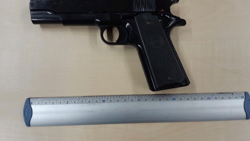 Twee arrestaties na aantreffen balletjespistool -..