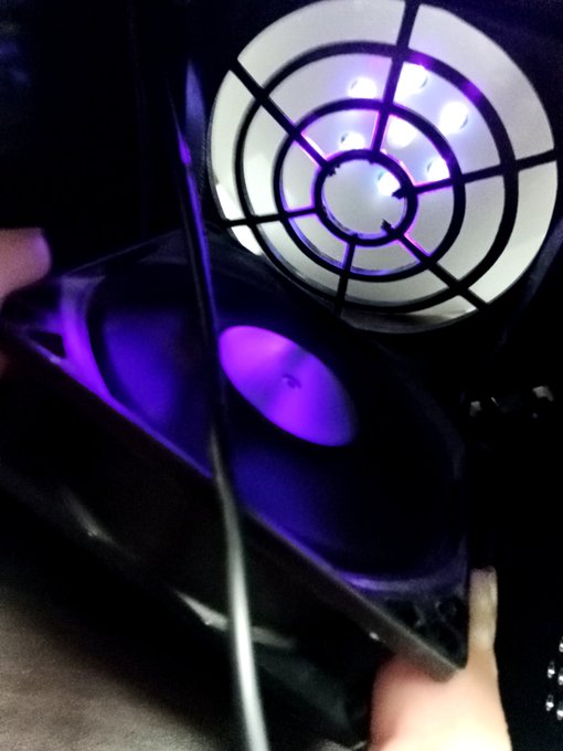 ハッキリ言って駄目だこりゃ…

青白いLEDで虫を引き付けて中へ吸い込む仕組みらしいけど、
実態は中にPC用のファンがついてるだけの💩仕様。。。

因みにモバイルバッテリー繋いだ瞬間フルパワーで回転して、異音立てながらファンが折れてしまった…😇😇😇 