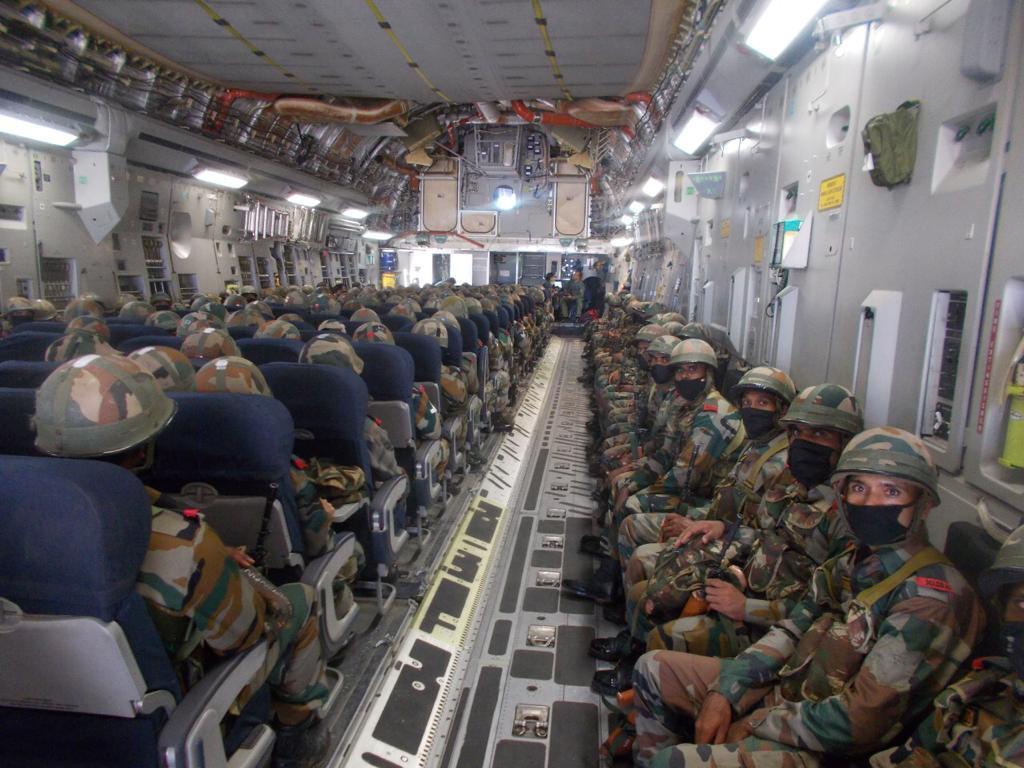 defence_era's tweet photo. Infantry battalion group of #SudarshanChakraCorps undertakes Amphibious operations in the blue waters of Bay of Bengal with the Indian Navy.
#SouthernCommandSadaTaiyyar
#IndianArmy #IndianNavy #Jaihind 🇮🇳 https://t.co/cBNBjqSDbX