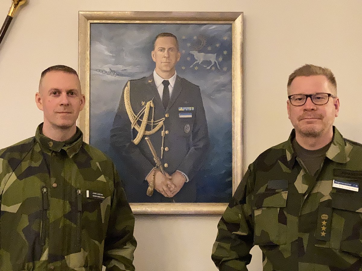 Hesse_Info_I19's tweet photo. Nu är ceremonin över och regementet har fått en ny chef, nr 76 i ordningen. Avgående chefen, öv Jonny Lindfors, tv, och nye chefen, öv Nils Johansson poserar framför porträttet av Jonny, som traditionsenligt hänger på sin speciella plats på mässen. #I19 #svfm #säkpol #föpol https://t.co/tvXmc9YcaO