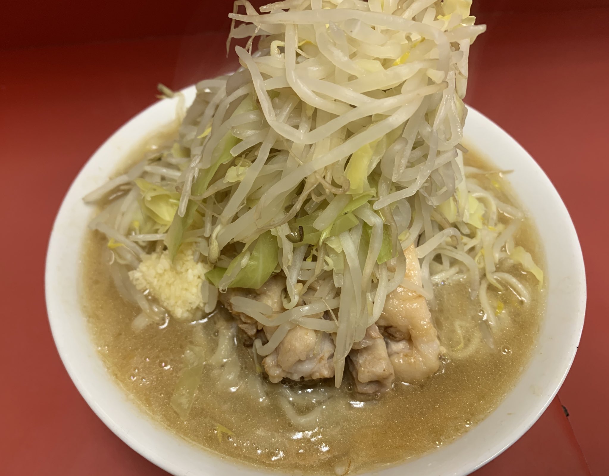 なり ひばりヶ丘二郎 小ラーメン豚増し 今日はこの為じゃないけど有給を取っていたので 数年ぶりにひばりヶ丘二郎に行った 平日なのに人くらい並んでたけど 回転が早くて30分くらいでお店に入れた 味の方も二郎トップクラスの評判通り美味しかった