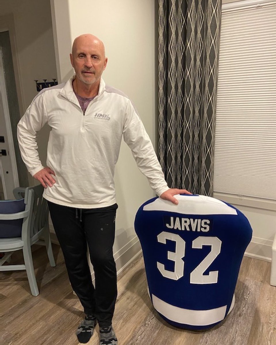 fans_best_seat's tweet photo. Toronto Maple Leafs Alumni Wes Jarvis poses with his new customized jersey chair. 

#bestseatinthehouse #bsith #custom #jerseychair #wesjarvis #mapleleafsalumni #tml #mapleleafs #torontomapleleafs #nhl #mlb #cfl #nfl #nba #mls #disclaimerinbio https://t.co/ySt6GPcNB3