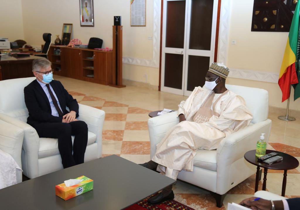 J’ai reçu en audience cet après-midi, M. Jean-Pierre Lacroix, Secrétaire Général Adjoint aux opérations de paix des Nations Unies. La coopération avec la MINUSMA, Barkhane et la force conjointe du G5 Sahel ainsi que le processus de la transition étaient les sujets abordés.