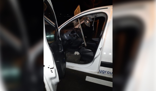 Auto's flink beschadigd en takken op de weg gelegd op Rondweg, politie zoekt getuigen - ..