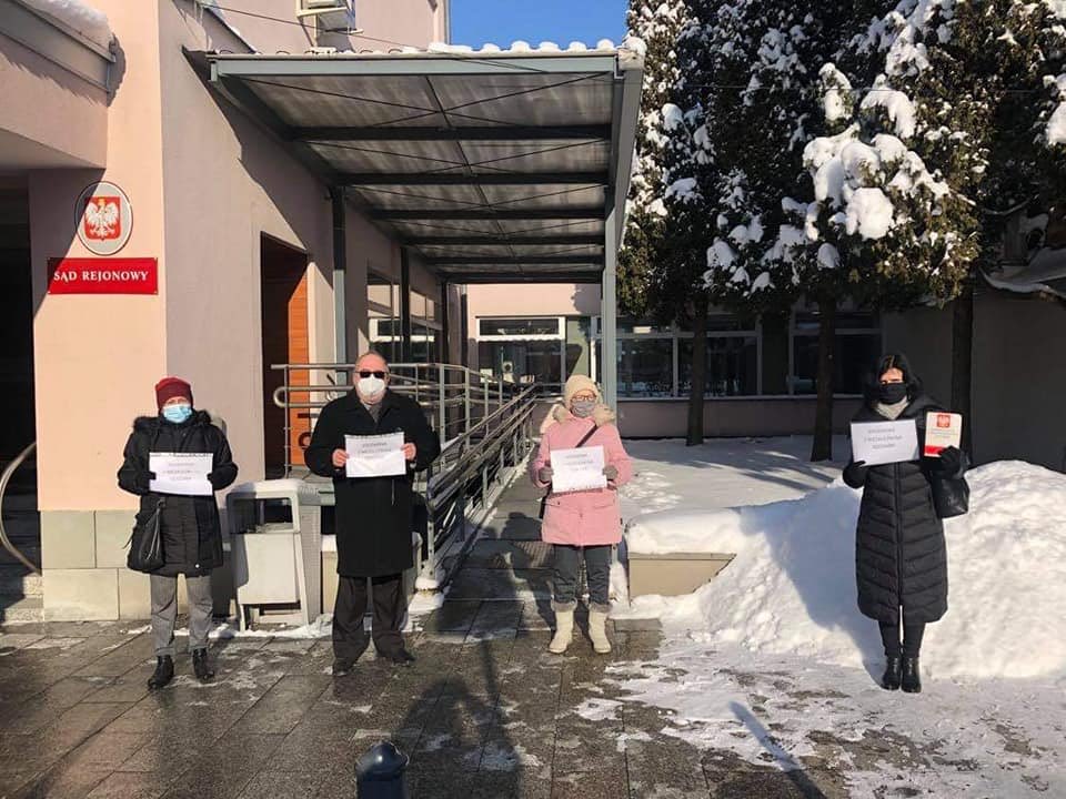 KODMalopolskie's tweet photo. #WspieramySędziówNiezależnych
Dziś (pomimo mrozu) w Krakowie, Zakopanem i Olkuszu
#StopRepresjom ! https://t.co/l5KNXVf2Q3