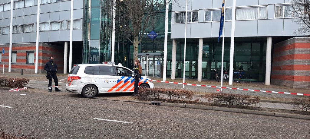 Politie schiet man neer voor politiebureau Den Bosch . 18 januari 2021.