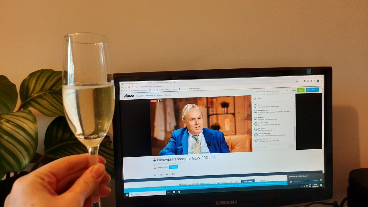 LeenWillems2's tweet photo. Samen met de collega's van @GLW_UHasselt reflecteren over 2020 en positief uitkijken naar wat 2021 brengt. Dankjewel @piet_stinissen, @rogajokri en team voor het bijbehorende drankje en hapje. TOP initiatief! https://t.co/SsFgecmuaW