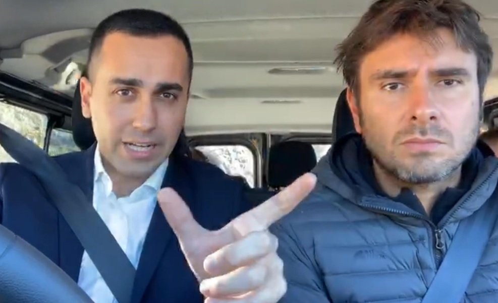 Una bella immagine del nostro ministro degli Esteri europeista mentre raggiunge i gilet gialli per mostrare tutto il suo sdegno
#camera #18gennaio