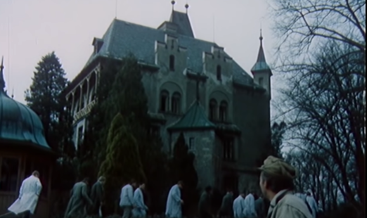 Zachowaniem podopiecznych szpitala, z drugiej zaś narastającym przeczuciem zdrady we własnych szeregach, śledztwo Zemana zaczyna ujawniać coraz więcej szokujących faktów. Jasnym staje się, że wśród pacjentów nie brakuje zbrodniarzy wojennych, którzy wykorzystując przykrywkę...