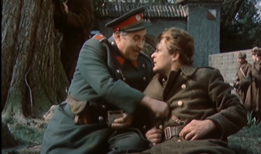 Dzięki brawurowej akcji młody adept bezpieki zyskuje ogromny szacunek przełożonych i otrzymuje obietnicę awansu. W kolejnym odcinku na jego pagonach pojawią się już dwie gwiazdki, odpowiadające stopniowi strážmistra...