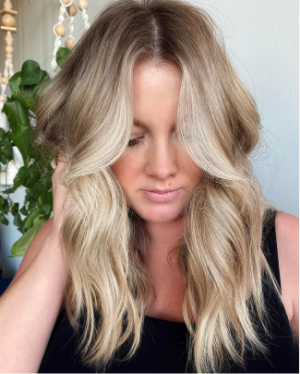 Priming the hair is EVERYTHING 😍  Aloxxi ColourPrime Pre-Color Treatment was used to even the canvas prior to applying lightener. This product makes the hair silkier, smoother, and shinier than before AND it makes the lift incredibly even!