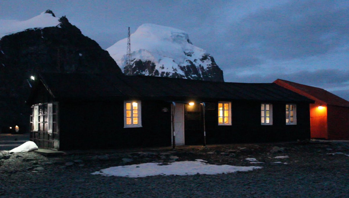 dna_iaa's tweet photo. El Grupo Patrimonio Histórico del #IAA instala sensores de humedad y temperatura en la Casa Moneta para mejorar su conservación. Conozca más sobre la primera instalación habitacional antártica de la Argentina con el episodio 3 de Huellas de hielo:
https://t.co/rkuJosYITD https://t.co/g5kVVAjUgL