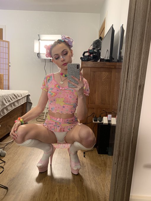 Another day of shooting , another outfit to wear and play dress up in. Alittle different then yesterday