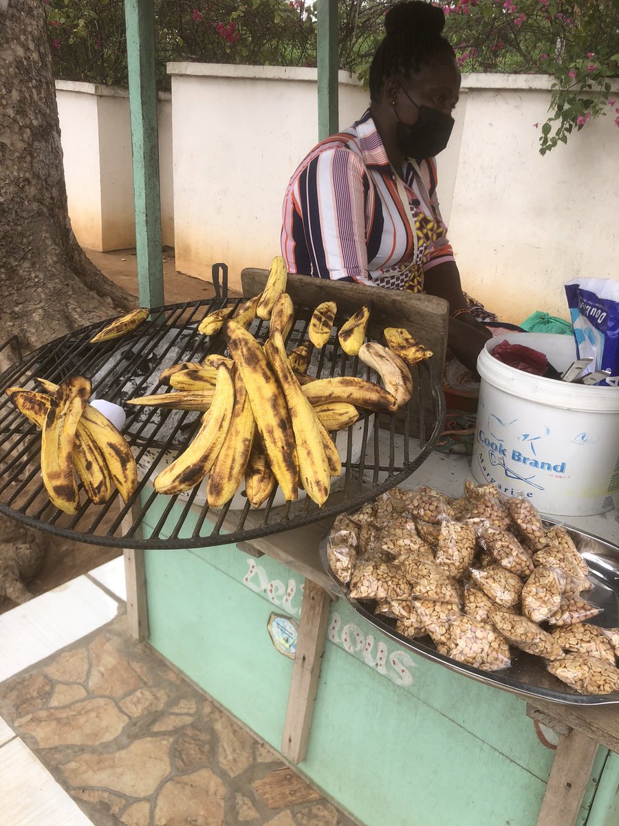 samuel_elinam's tweet photo. Guys this be my old girl ein hustle!! 

She they Off the east legon Kfc road, in front of the kfc, the second woman

Hit her up Tel: 0555962063

Her customer might be on your TL retweet let’s go!!🔥

please buy from her for me😢❤️🤲 https://t.co/MkrhOea7MA
