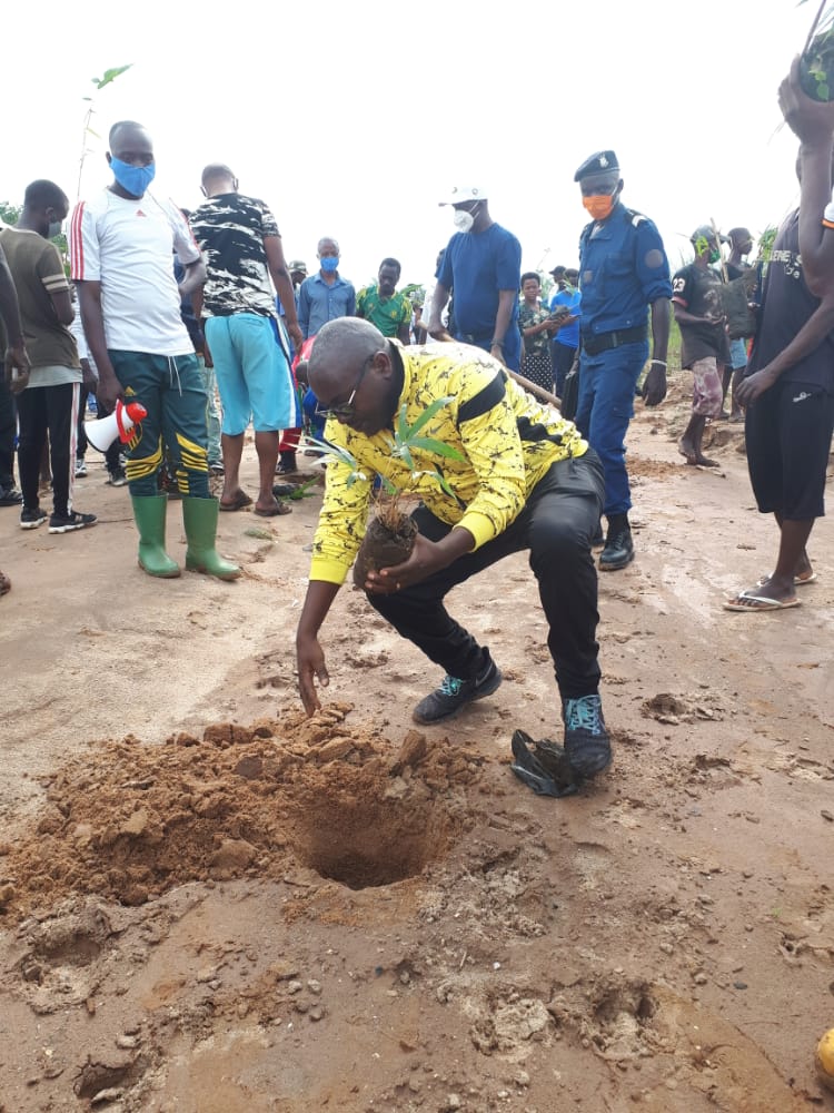 Atrabu_bdi's tweet photo. Indongozi @Atrabu_bdi barikumwe n'amashirahamwe yandi ayihurikiyemwo barifandikanije n'abandi mu bikorwa rusangi muri wa mugambi wa reta wo gukingira ibidukikije "Ewe #Burundi Urambaye",aho batera ibiti 4000 ku nkengera z'uruzi #Kizingwe iri muri komine #Muha @fdnbbi @MinCommerce https://t.co/Yv69jxULah