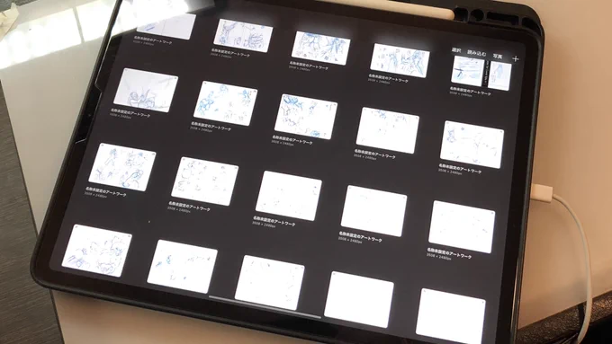 先月からですが下描きをiPadでやってます。画面が小さいとページ全体を把握しやすくていいですね。 
