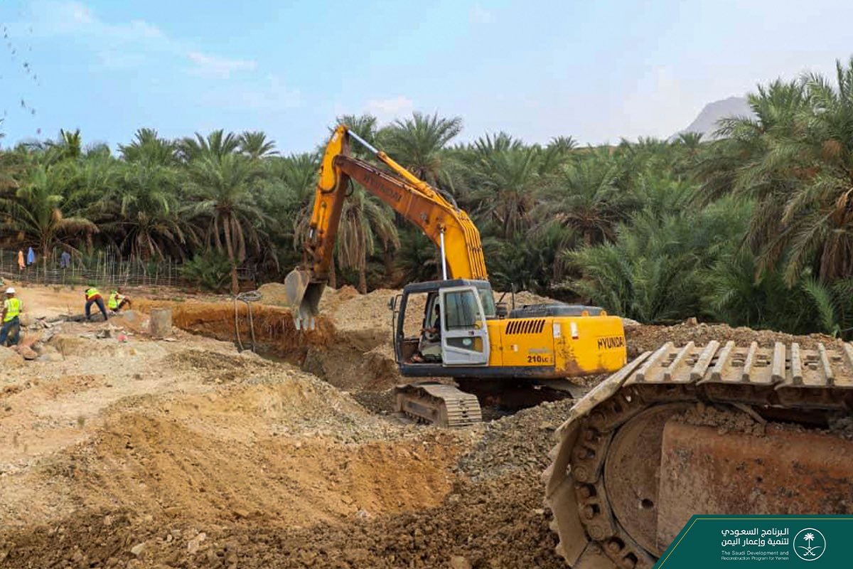 SaudiDRPY's tweet photo. يحتل #قطاع_المياه أولوية ضمن مشاريع ومبادرات #البرنامج_السعودي_لتنمية_وإعمار_اليمن عند دراسة مناطق الاحتياج.

في #سقطرى يعمل البرنامج على تسخير الموارد الطبيعية لخدمة المجتمعات المحلية وإمدادها بـ #المياه_النظيفة، عبر حفر وتجهيز الآبار بالتقنيات اللازمة لاستدامة الانتفاع منها. https://t.co/1ZxyXuBRcK