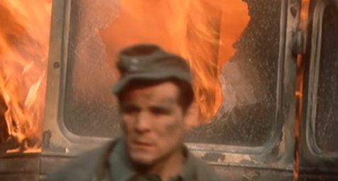 Większość tytułowych "wyznawców ognia" ginie zaś w... płomieniach ciężarówki. Łopatologiczna symbolika serii daje o sobie znać po raz pierwszy, ale zdecydowanie nie ostatni...