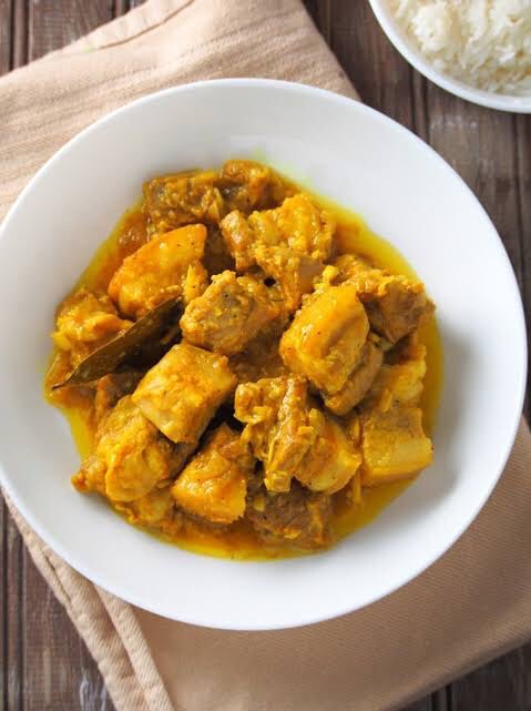 Official_ALAMAT's tweet photo. Amg #ALAMATMidnightSnack natin mamaya ay adobo sa dilaw mula Batangas. Di gaya ng pangkaraniwang adobo, ang adobo sa dilaw ay hindi gumagamit ng toyo, kundi turmeric. 🤎 Get one mangkok and pass. https://t.co/xLJgy6t4WY