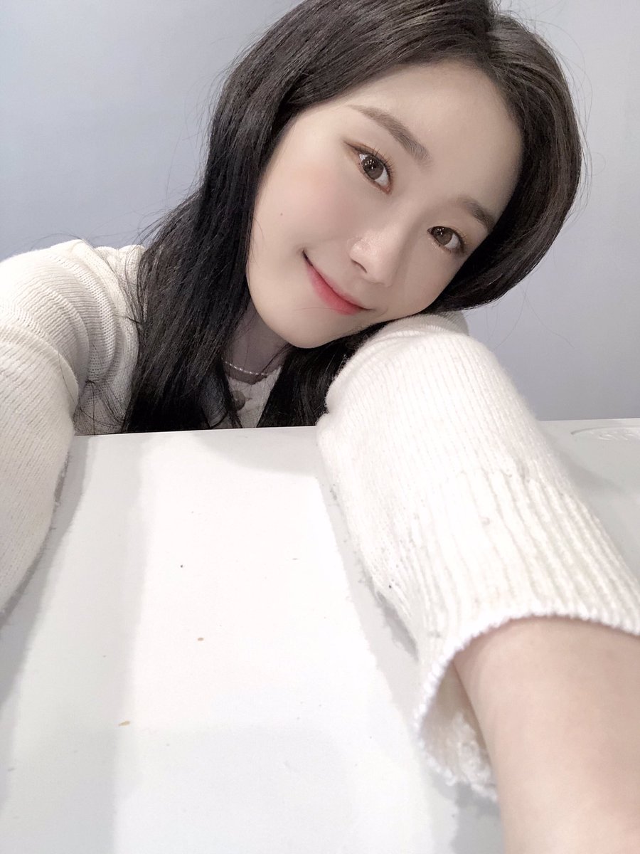 cignature_J9's tweet photo. 혹시 아직 안 자고 있어요~~?

#시그니처 #cignature #채솔 #Chaesol https://t.co/m1mtMibMun